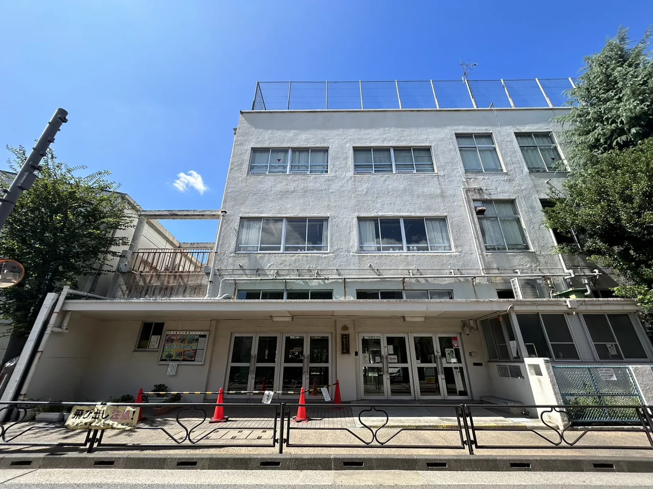 文京區立千駄木小學校的校門與校舍